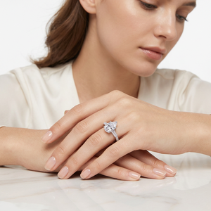 Bague de Fiançailles et de Promesse pour Femme en Argent S925 Plaqué Rhodium avec Moissanite Taille Poire 1,5 carat et Sertissage Pavé, Certifiée GRA - Product Image 3