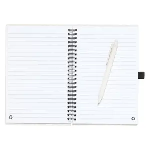 Emily a mis en place un merchandising durable à partir de matériaux recyclés. - Product Image 3