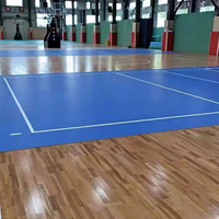 Structure de sol carrée en PVC pour terrain de futsal, personnalisable OEM, robuste, commerciale, avec système de drainage facile et structure interconnectée