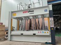 Machine de laminage à froid pour portes en bois, personnalisée, avec chaîne de chargement/déchargement automatique et accès par chariot élévateur