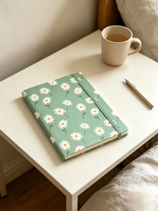 Cuaderno de Tapa Dura con Estampado Floral a Todo Color, Diseño de Margaritas Silvestres en Verde Salvia, para Niñas y Estudiantes, Regalo para las Vacaciones de Primavera - Product Image 2