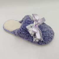 Mules en fourrure moelleuse pour femmes, à bout fermé, avec décoration en nœud en satin, doublure en peluche, chaudes, antidérapantes, pour la maison