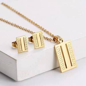 Ensemble de bijoux de mode personnalisés pour femmes, minimaliste, chaîne en acier inoxydable plaqué or 18 carats, collier et boucles d'oreilles en forme de cœur et de papillon, pour cadeau - Product Image 4