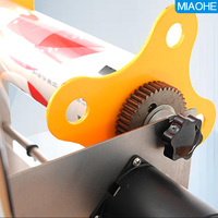 Machine de scellage compacte pour barquettes alimentaires, poste de travail de bureau à sortie unique pour la mise en emballage de repas prêts à consommer, sauces et barquettes de snacks