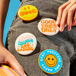 ป้ายเข็มกลัดโลหะกลมลายการ์ตูนอนิเมะแบบกำหนดเอง ขนาด 44 มม. 50 มม. พร้อมโลโก้ตามสั่ง สำหรับติดกระเป๋า แบบโฮโลแกรม ขายส่ง - Product Image 5