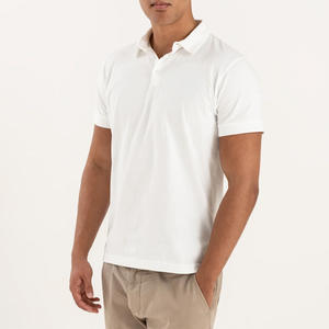 เสื้อโปโลผู้ชายสไตล์หรูหรา ออกแบบมาเพื่อการสวมใส่ที่กระชับพอดีตัว ดูทันสมัย และสวมใส่สบายในชีวิตประจำวัน พร้อมการจับคู่กับชุดต่างๆ ได้อย่างหลากหลาย - Product Image 2