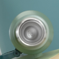 Thermos en acier inoxydable à double paroi de 1400 ml, design Emerit 2026, avec revêtement en poudre et poignée, pour les activités de plein air