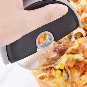 <span class=keywords><strong>Roulette</strong></span> à <span class=keywords><strong>pizza</strong></span> en acier inoxydable personnalisée avec couvercle, comprenant une <span class=keywords><strong>roulette</strong></span> pour une forme de <span class=keywords><strong>pizza</strong></span> parfaite, outils de pâtisserie pour la cuisson - Product Image 5