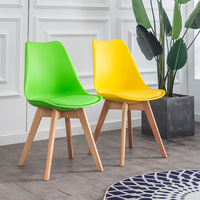 Vente en gros de meubles d'extérieur colorés d'usine chinoise pour la maison ensemble de 4 chaises de salle d'attente tulipe pieds en bois chaise de salle à manger en plastique