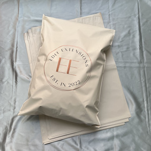 Enveloppes en polyéthylène personnalisées couleur pêche avec impression or rose - Sacs d'expédition imperméables pour extensions de cheveux et vêtements - Product Image 4