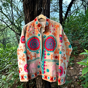Veste Suzani en velours champagne de luxe brodée avec un motif floral, manches longues, col montant, faite à la main, style bohème, vêtement d'extérieur d'hiver - Product Image 1