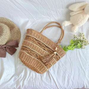 Bolso Tote Bohemio de Paja Tejida, Forma Trapezoidal, Beige Marrón Claro, Diseño Calado con Borlas - Product Image 3
