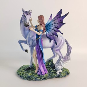 Estatua de Resina Decorativa para el Hogar de una Hada y un Unicornio - Product Image 5
