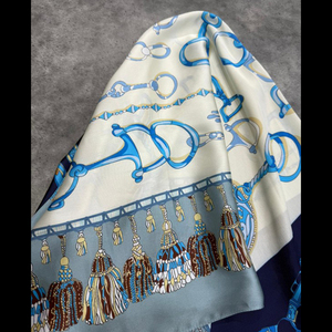 ผ้าพันคอไหมสี่เหลี่ยมลายกุญแจและโซ่รูปทรงขี่ม้าสุดหรู ผ้าซาตินโพลีเอสเตอร์เย็บขอบด้วยเครื่องจักร ให้สัมผัสนุ่มดุจผ้าไหม - Product Image 1