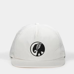 Casquettes Snapback personnalisées OEM à 5 panneaux avec logo brodé, mode simple, chapeaux en nylon blanc non structurés - Product Image 1