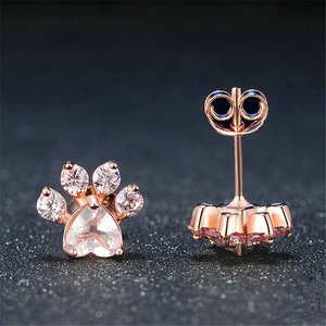 Orecchini a Perno con Cristallo Rosa a Forma di Zampa di Gatto per Donne, Accessori Carini per Uso Quotidiano in Tono Rosa - Product Image 3