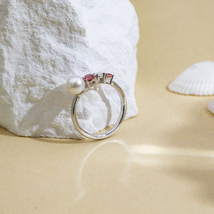 แหวนเพชรเม็ดกลมประดับมุกและพลอยสีชมพูทรงกลม ดีไซน์หรูหรา ทอง 18K รุ่น MSR-1635 จาก Messi Jewelry - Product Image 2