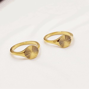 Anillo apilable Sunshine para mujer, acero inoxidable Chapado en IP de oro de 18 quilates, regalo de joyería de moda minimalista de alto pulido - Product Image 1