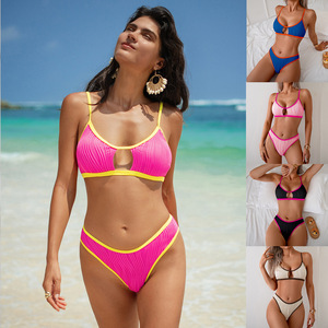 Conjunto de bikini de dos piezas para mujer, traje de baño con cuello halter y aberturas para playa y deportes acuáticos en blanco lechoso, negro, azul, rosa, rojo rosa - Product Image 1