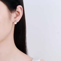 Boucles d'oreilles élégantes en moissanite ronde avec perles d'eau douce en argent sterling 925 0.1ct/0.3ct