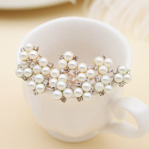 เครื่องประดับผมเจ้าสาวแฟชั่น กิ๊บติดผมรูปดอกไม้ ประดับมุกสวยงาม พร้อมคริสตัลใส สีเงิน (แพ็ค 6 ชิ้น) - Product Image 4