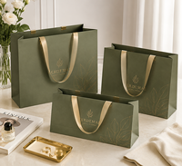 Sac de luxe professionnel et élégant en papier vert sauge, imprimé flexo, pour l'emballage de vêtements de créateurs