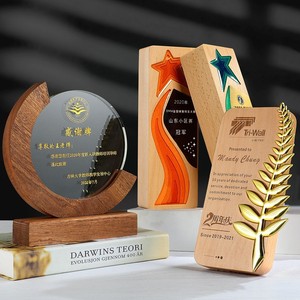 Trofeo de madera maciza en forma de media luna, grabado con láser, regalo corporativo para eventos de empresa, recuerdos de competición. - Product Image 1