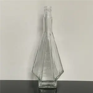 玻璃瓶与独特的火箭形状设计的威士忌，白兰地，伏特加，龙舌兰酒，500毫升