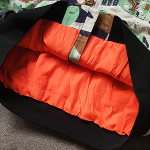 เสื้อแจ็คเก็ตฮู้ดดี้ผู้ชาย YSJY OEM สไตล์สตรีทแวร์แฟชั่นฤดูหนาว ลายพรางพิมพ์ลายสีเขียวบุซับใน แต่งคริสตัลขนาดใหญ่ ซิปหน้า - Product Image 5