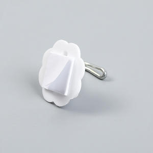 Venta directa de fábrica de ganchos de plástico pequeños en forma de flor de ciruelo, ganchos pequeños blancos, a granel y en bolsas, mini ganchos adhesivos. - Product Image 1