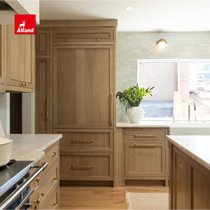 Sofisticato Mobile da <span class=keywords><strong>Cucina</strong></span> in Rovere Bianco con Pannello Shaker Integrato, Dettaglio Lineare Rotondo Radiante e Piano di Lavoro in Onice - Product Image 4
