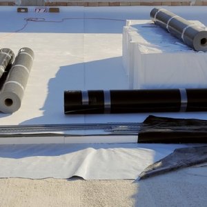 วัสดุป้องกันความชื้น เป็นมิตรต่อสิ่งแวดล้อม ทนทานต่อสภาพอากาศ สำหรับงานปรับปรุงและป้องกันความชื้น ป้องกันความชื้นบนพื้น - Product Image 1