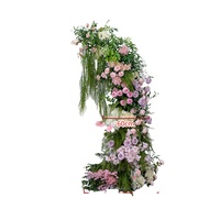 Hochzeitsbogen-Dekoration mit Hängenden Blumen und Pflanzenständern für Rasen-Hintergrund und Hochzeitskulisse