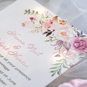การ์ดเชิญงานแต่งงานแบบปกแข็ง พิมพ์ลายดอกไม้สีชมพูบนกระดาษเวลลัม ด้วยเท<span class=keywords><strong>คน</strong></span>ิค UV ดีไซน์หรูหรา สำหรับ<span class=keywords><strong>คน</strong></span>ยุคใหม่ ฉลองงานแต่งงาน - Product Image 2