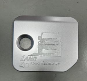 Pour Toyota Land Cruiser 40e anniversaire accessoires extérieurs autocollant d'emblème de garde-boue avant et couvercle de réservoir d'huile - Product Image 1
