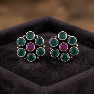 Boucles d'oreilles fines en argent sterling 925 avec pierres précieuses vertes émeraude et violettes rubis serties en forme de fleur pour femmes et filles - Product Image 5