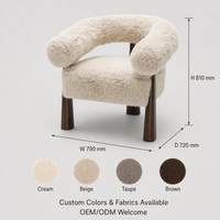Fauteuil d'appoint sculptural en peau de mouton crème avec pieds en bois effilés pour salon, taille personnalisée OEM ODM