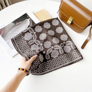 Élégant foulard carré pour femme 100% soie, motif géométrique, impression numérique, accessoire de mode multifonctionnel, toutes saisons - Product Image 5