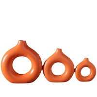 Vase en céramique artisanal minimaliste moderne en forme de donut pour la décoration intérieure et l'arrangement floral – Article de présentation en gros