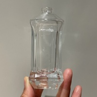 Flacon de parfum en verre côtelé vertical de 50 ml avec bouchon noir, boîte cadeau personnalisée et sac en papier, ensemble d'emballage pour parfum