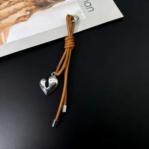 Accesorios de Bolso de Mano Portátiles Personalizables para Mujer, 6 Colores Disponibles, Correa de PU Trenzada Simple, Llaveros con Colgante de Corazón Plateado - Product Image 5