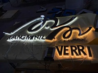 Enseignes LED 3D rétroéclairées personnalisées pour extérieur, en acier inoxydable brossé doré, lettres en relief 3D en acrylique pour entreprises et centres commerciaux