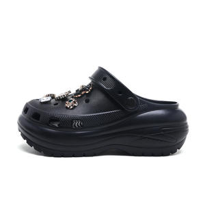 Sandales Crocs pour femmes à semelle épaisse, blanches, talon de 3 cm, moulées par injection, chaussures de plage et d'eau à bout fermé, pour l'été - Product Image 3