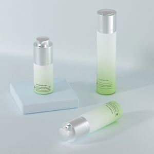 Флакон-диспенсер безвоздушный цилиндрический 50 мл класса люкс из акрила, перламутрово-белый, с золотой крышкой, с возможностью нанесения логотипа, для производства косметики и средств по уходу за кожей - Product Image 6