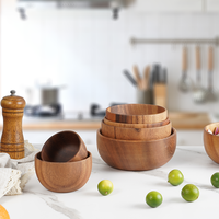 Grand ensemble de bols à salade en bois ronds pour mélanger les fruits avec une pince