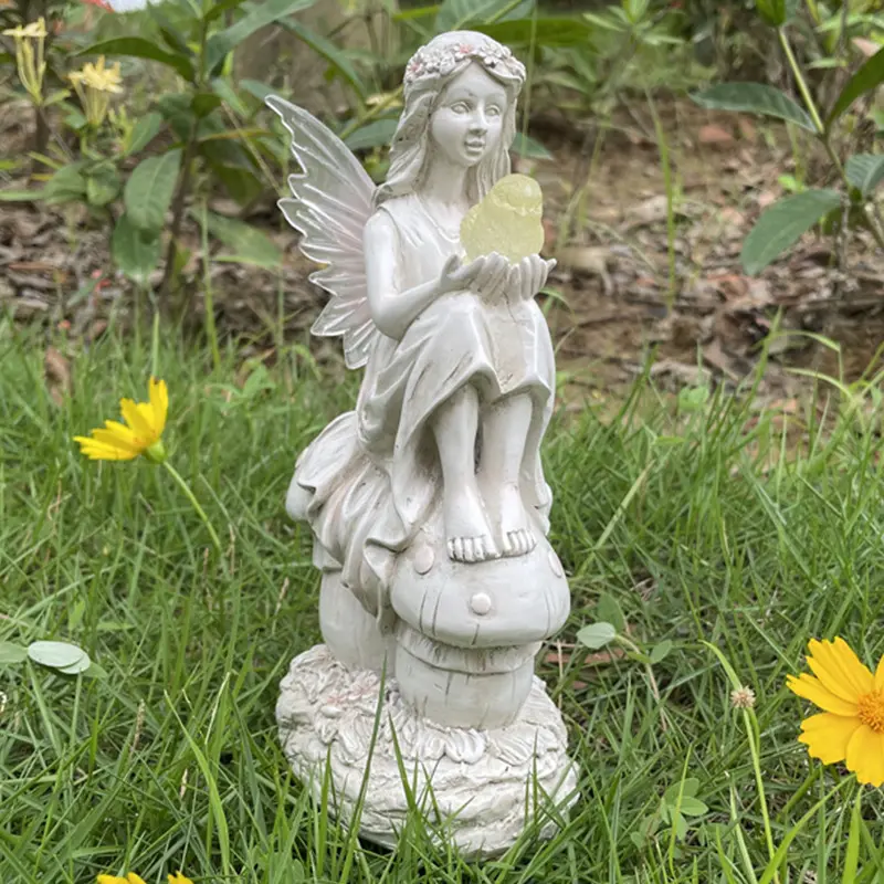 수지 정원 동상 평화 기도 천사 장식 파티오 밖 잔디 태양 빛 흰색 천사 인형