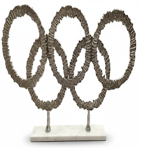 Sculpture d'anneau abstrait moderne en aluminium avec base en pierre blanche, art métallique décoratif pour la maison - Product Image 3