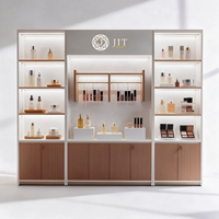 Présentoir cosmétique double îlot en bois avec éclairage suspendu, panier latéral en treillis métallique pour maquillage