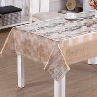 Nappe en PVC RNPT ornée de dentelle florale dorée avec bordure large à motifs, côtés transparents et finition lisse pour la salle à manger