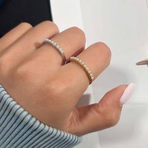 Anillo de Eternidad de Acero Inoxidable con Baño de Oro de 18K para Mujer - Banda Texturizada con Diseño de Puntas Compartidas, Moderno, de Lujo Discreto, para Uso Diario - Product Image 6